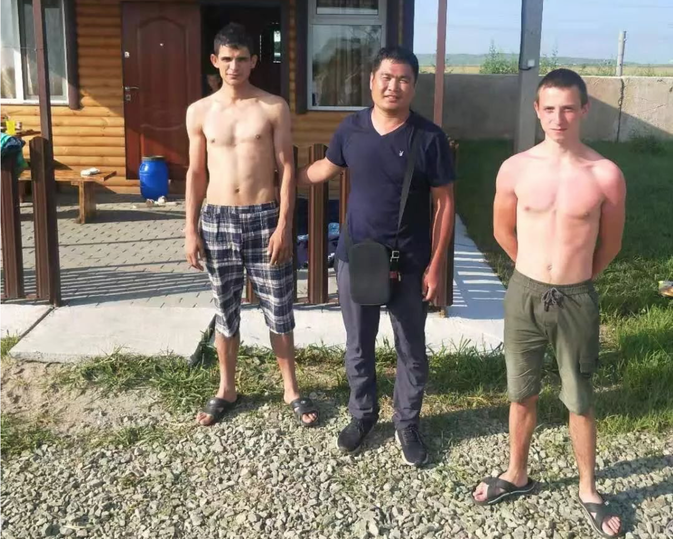Юнь Вэйчжи и родственники мальчика, который чуть не утонул (Фото WeChat)